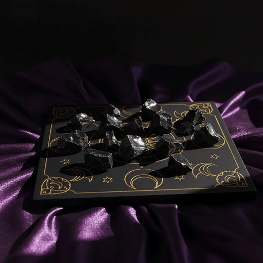 Pierres d'Obsidienne noire brute sur plateau ésotérique, pierre de protection puissante et ancrage profond.