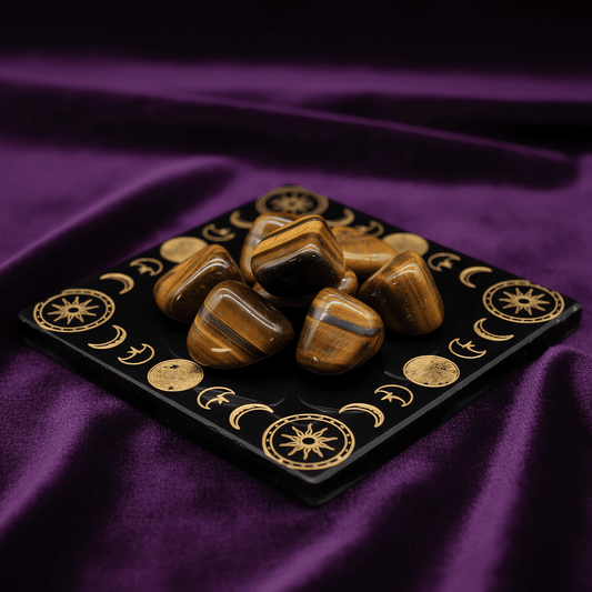 Pierres d’Œil de Tigre naturelles sur plateau ésotérique, pierre de protection et confiance solaire.