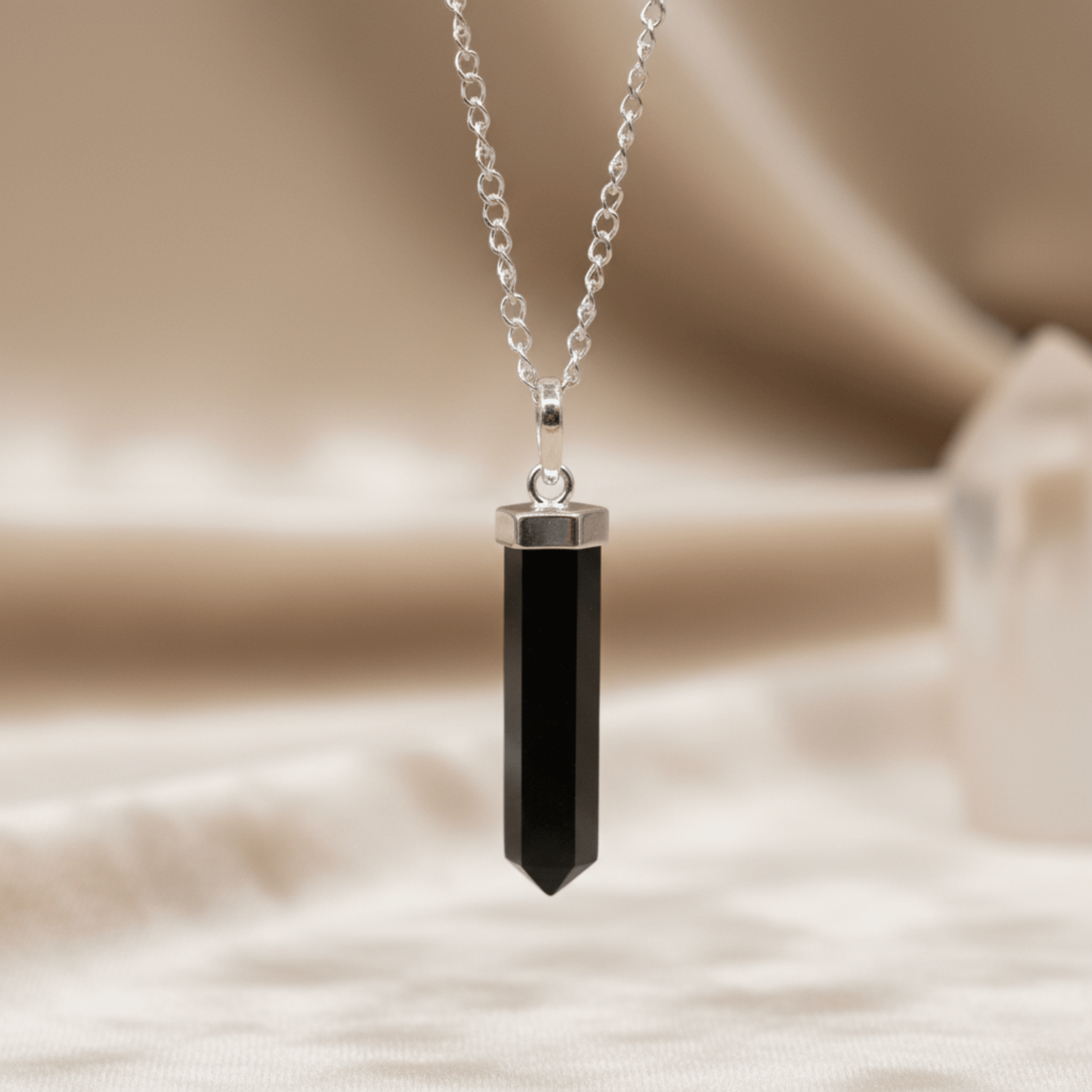 Pendentif en Agate Noire sur chaîne argentée, bijou d’ancrage et protection.