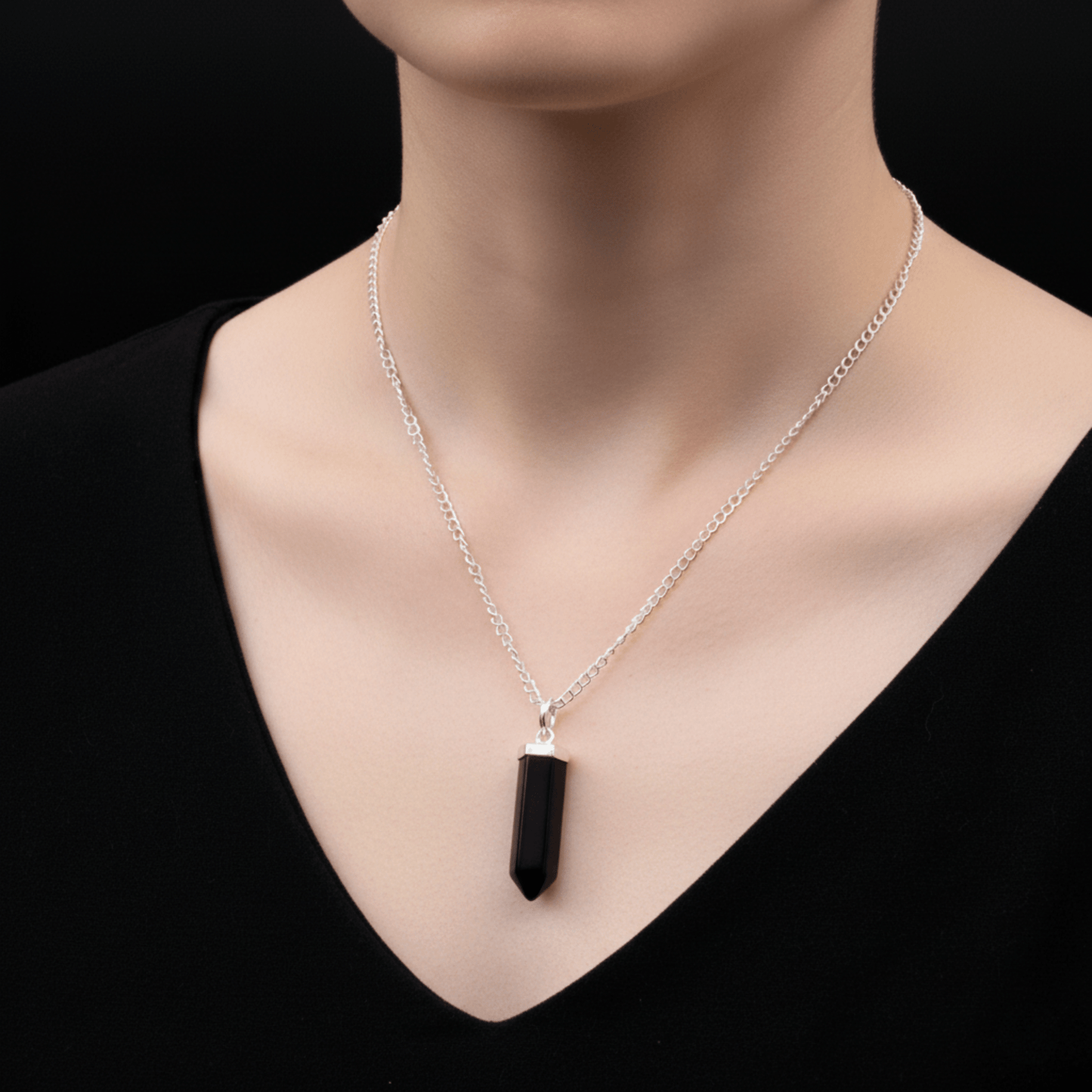 Collier en Agate Noire porté autour du cou, pendentif pointe protecteur.