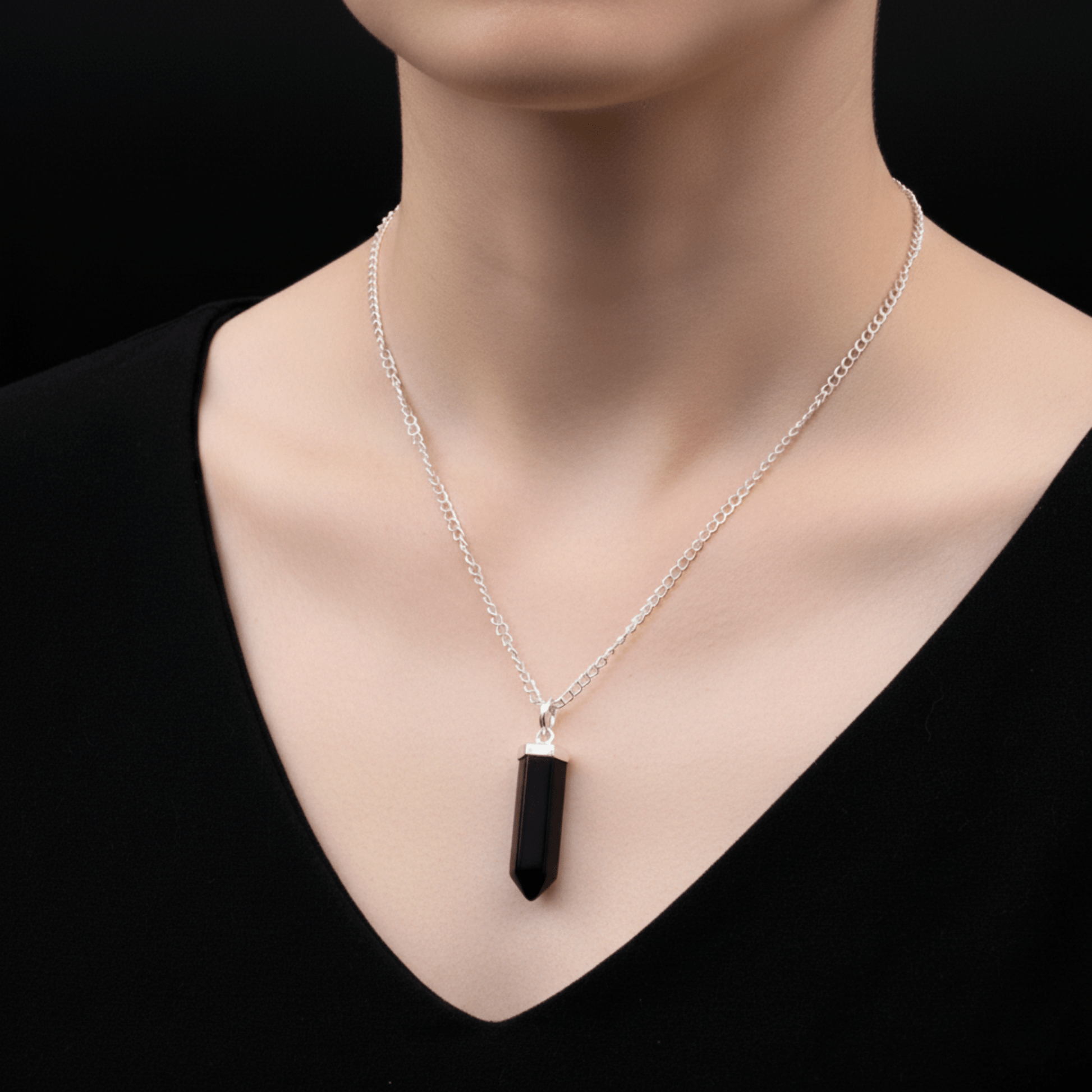 Collier en Agate Noire porté autour du cou, pendentif pointe protecteur.