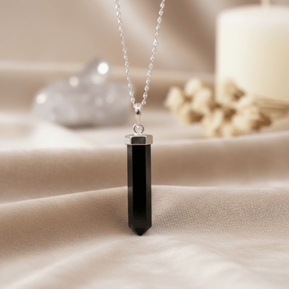 Pendentif en Agate Noire suspendu, pierre de protection et stabilité émotionnelle.