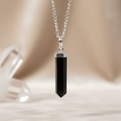 Pendentif pointe en Agate Noire sur chaîne argentée, bijoux de protection énergétique.