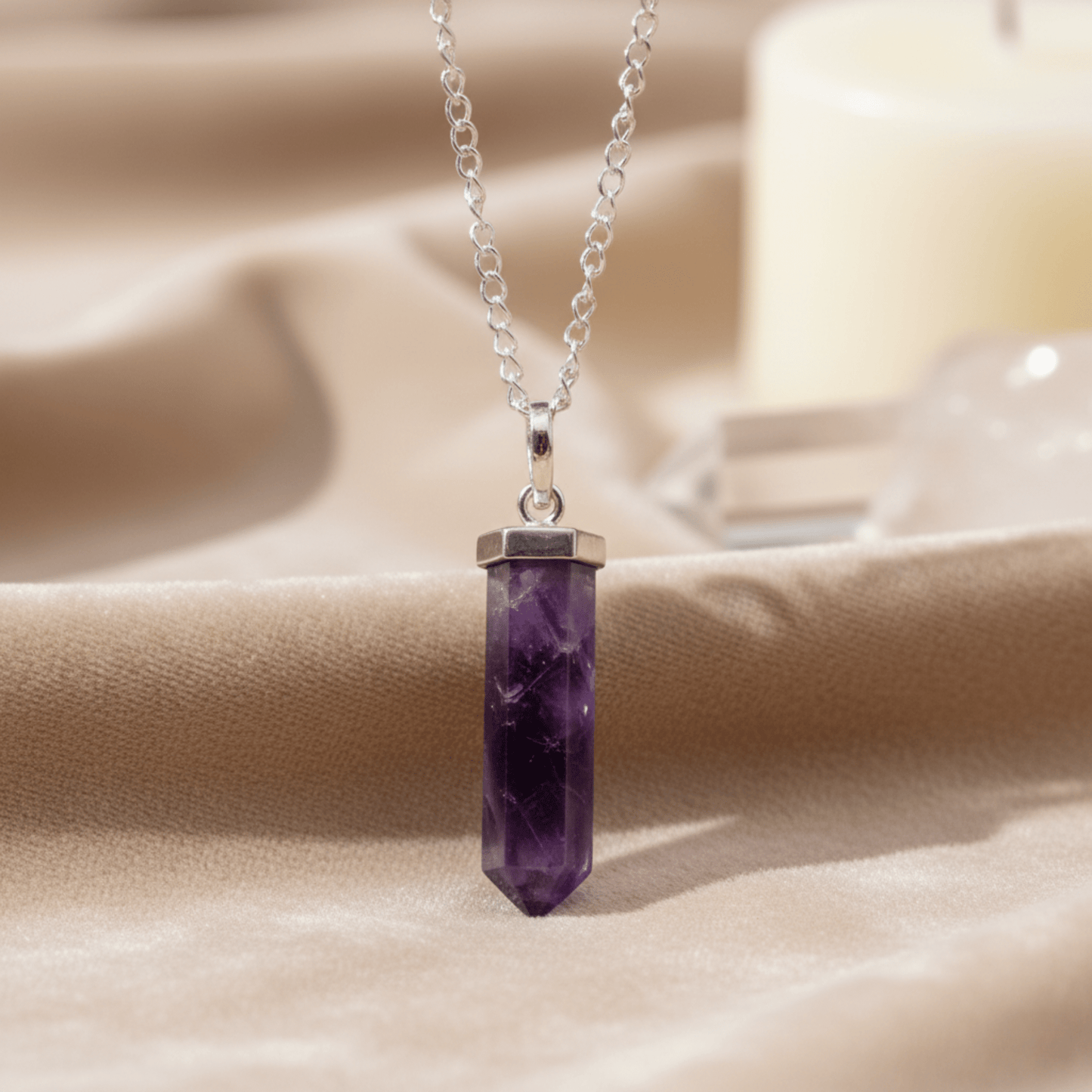 Pendentif améthyste avec chaîne argentée, cristal violet naturel pour sérénité et protection.