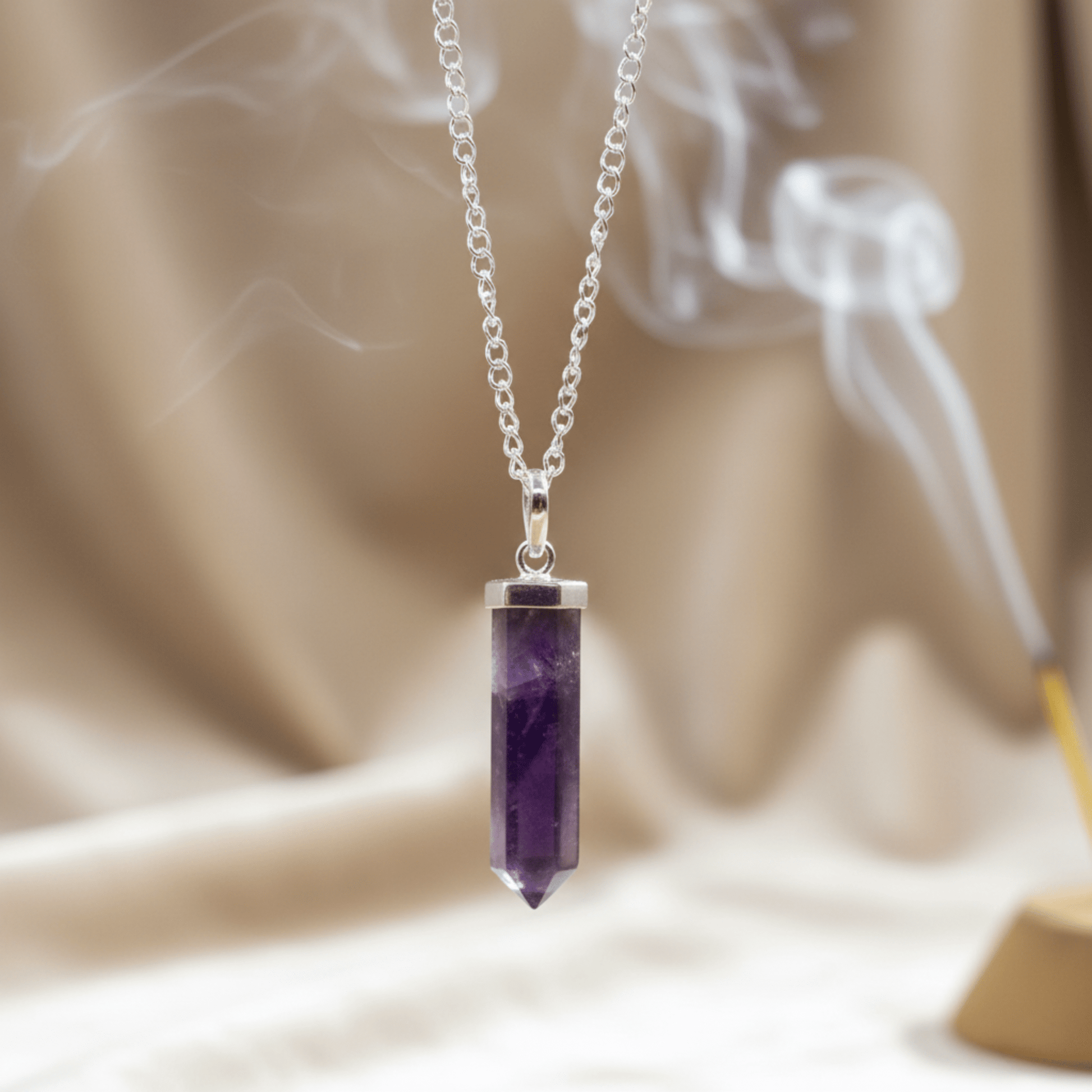 Pendentif pointe améthyste naturelle avec chaîne argentée, pierre violette apaisante en lithothérapie.