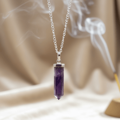 Pendentif pointe améthyste naturelle avec chaîne argentée, pierre violette apaisante en lithothérapie.