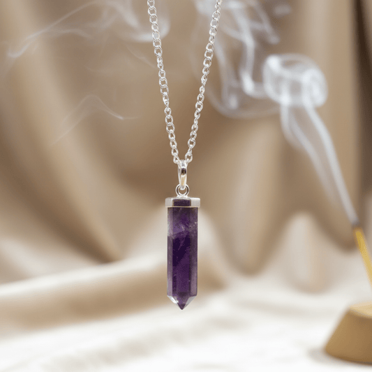 Pendentif pointe améthyste naturelle avec chaîne argentée, pierre violette apaisante en lithothérapie.