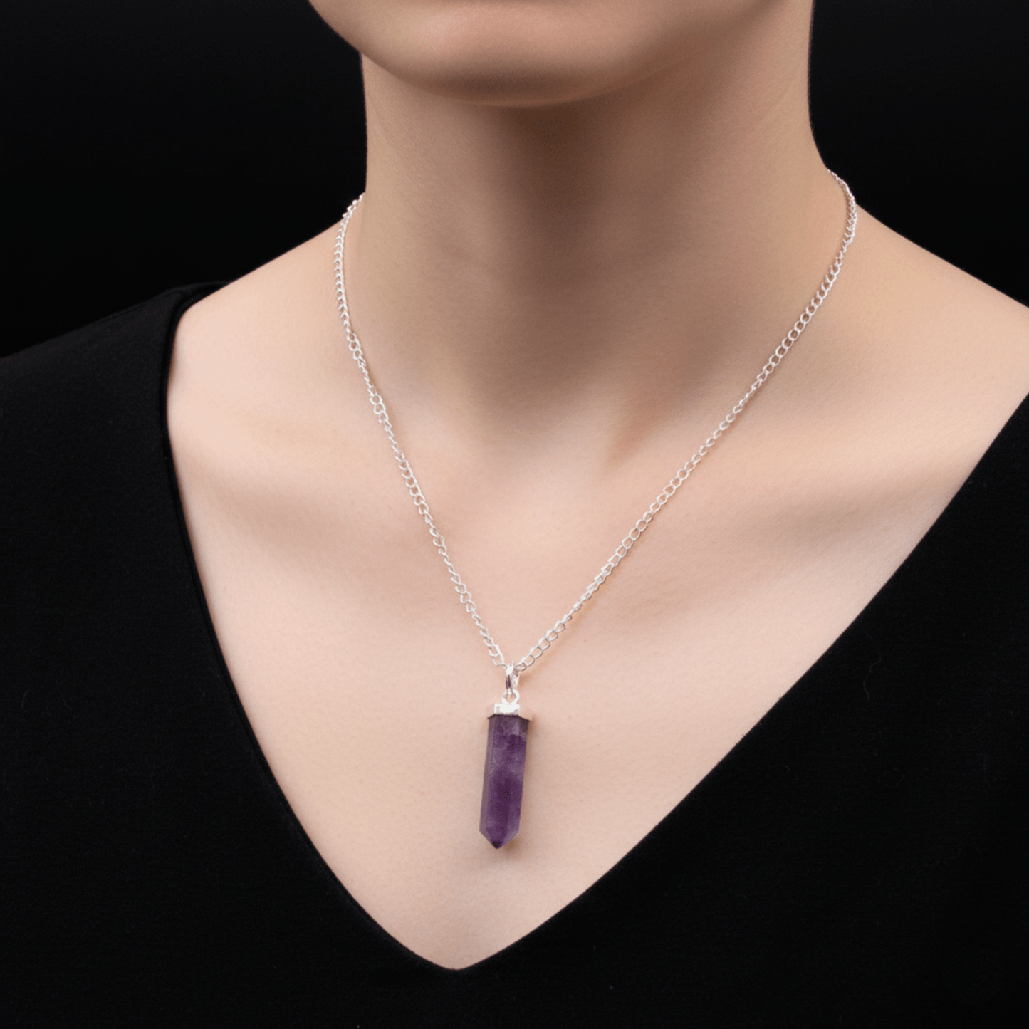 Pendentif améthyste porté, pierre violette naturelle en lithothérapie pour apaiser l’esprit.