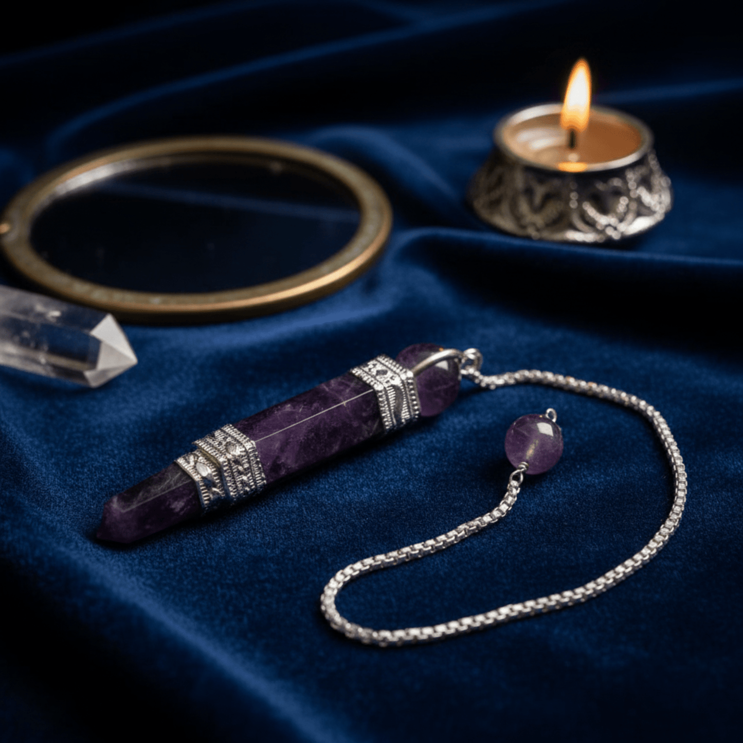 Pendule triple pièces en améthyste avec chaînette argentée sur velours bleu