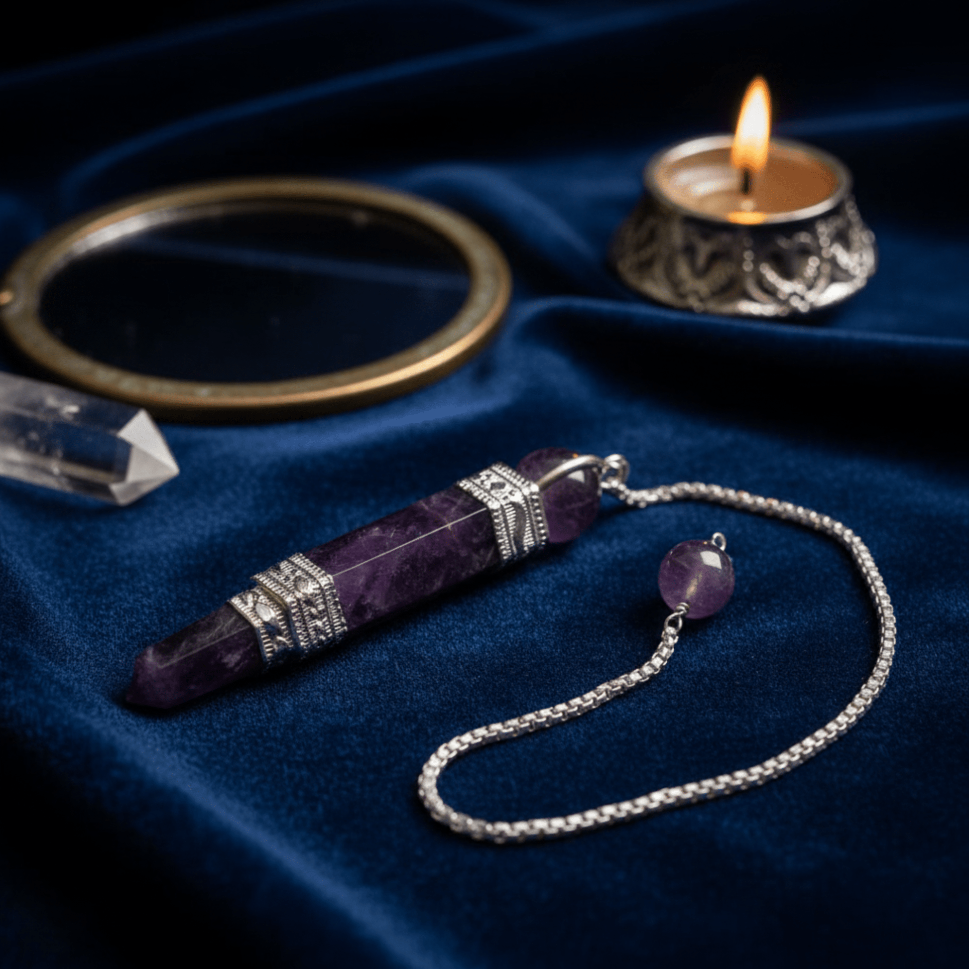 Pendule triple pièces en améthyste avec chaînette argentée sur velours bleu