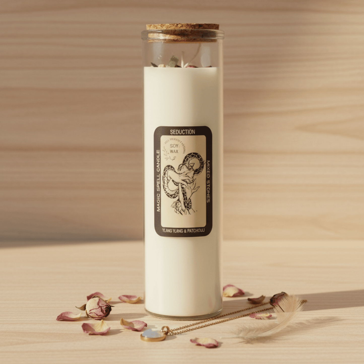 Bougie rituel Séduction en cire de soja avec pierres énergétiques et étiquette ésotérique, décor pétales et plume.