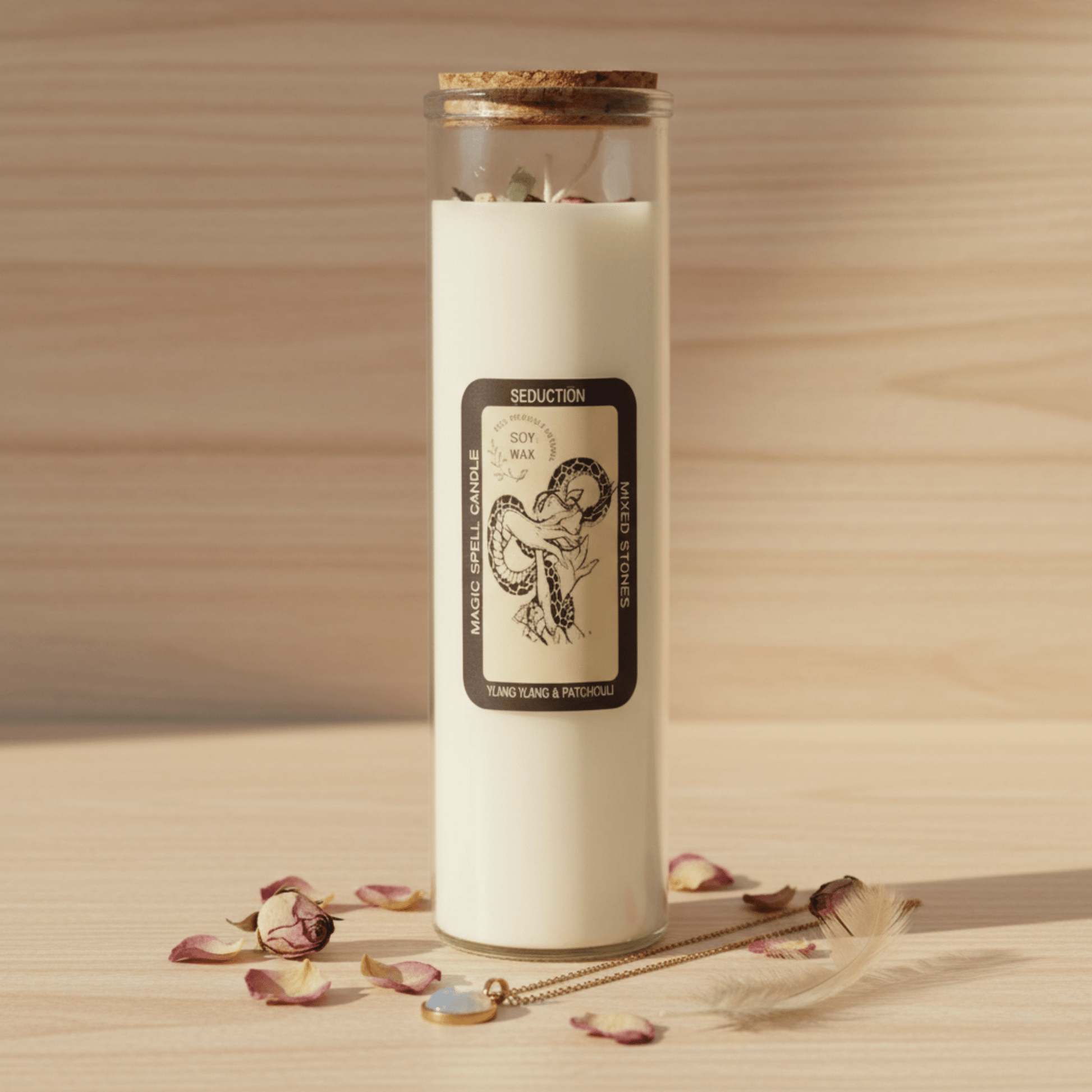 Bougie rituel Séduction en cire de soja avec pierres énergétiques et étiquette ésotérique, décor pétales et plume.