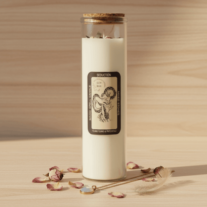 Bougie rituel Séduction en cire de soja avec pierres énergétiques et étiquette ésotérique, décor pétales et plume.