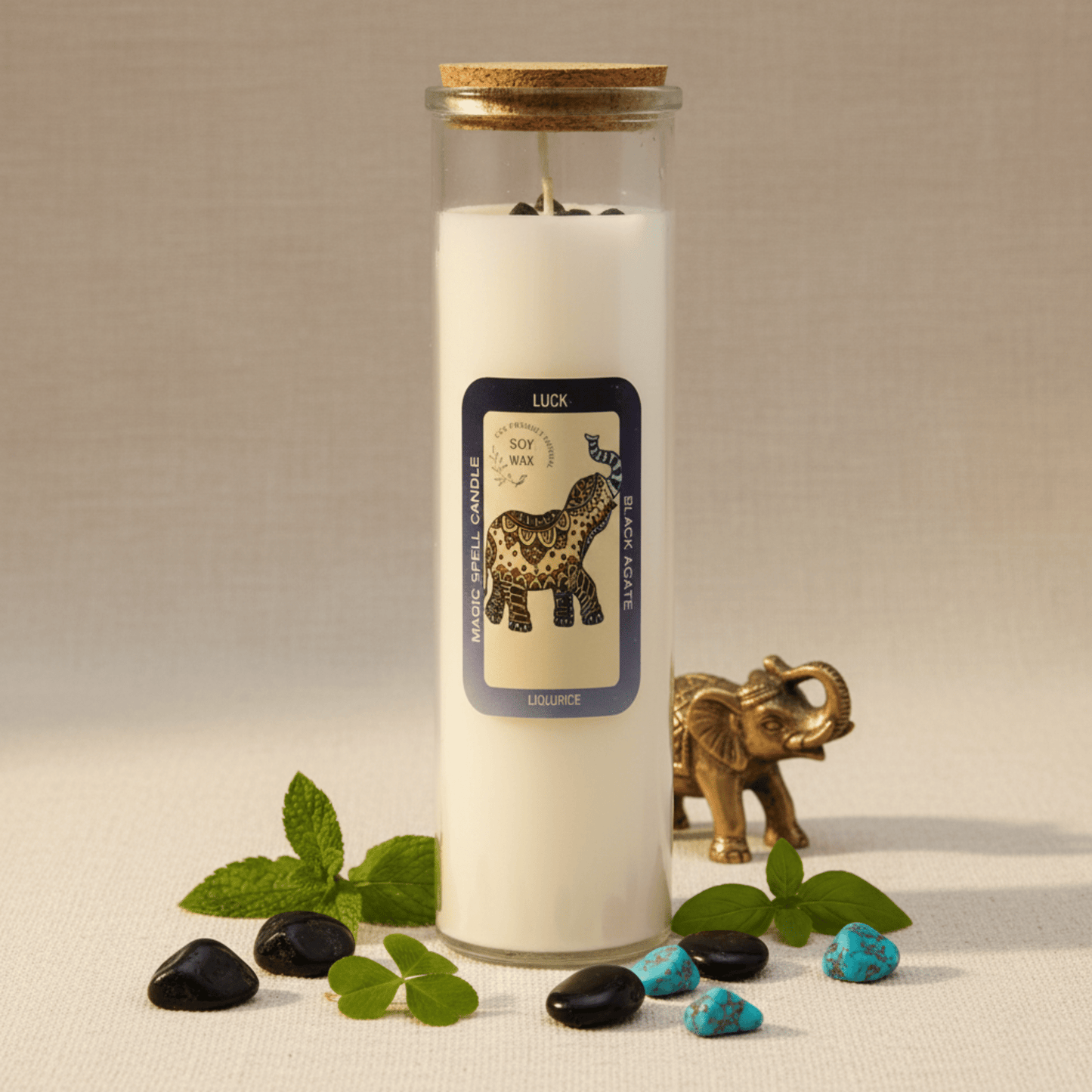 Bougie rituelle Chance avec agate noire et turquoise, décorée d’un éléphant porte-bonheur et feuilles de menthe.