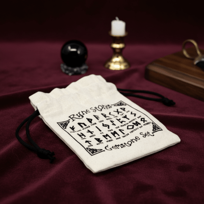 Pochette runique illustrée pour ranger runes en Aventurine Rouge, accessoires de divination nordique.