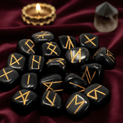 Pierres runiques en agate noire naturelle avec gravures dorées, ensemble de runes pour divination et protection.