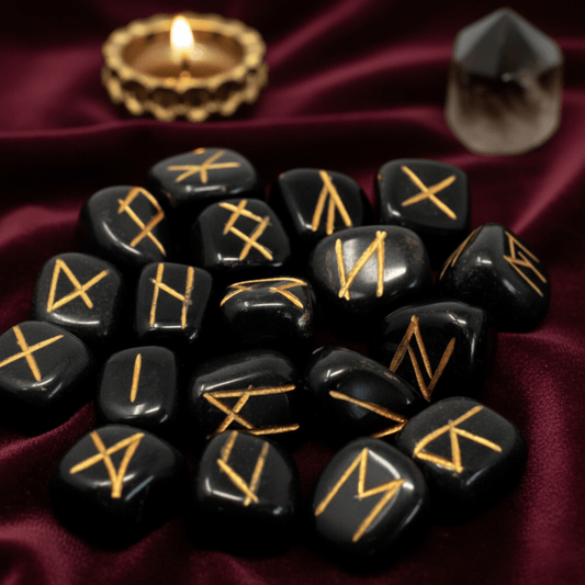 Pierres runiques en agate noire naturelle avec gravures dorées, ensemble de runes pour divination et protection.