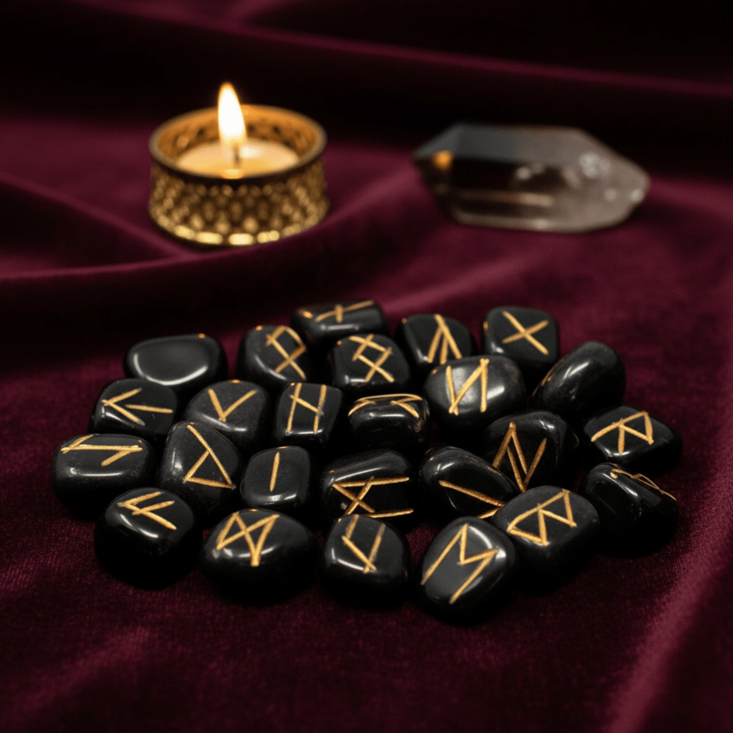 Pierres runiques en agate noire polie, gravées or, pour pratiques ésotériques et magie nordique.