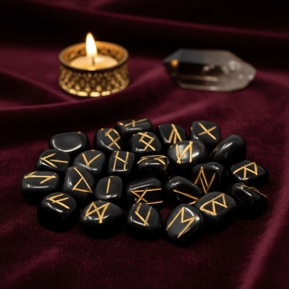 Pierres runiques en agate noire polie, gravées or, pour pratiques ésotériques et magie nordique.
