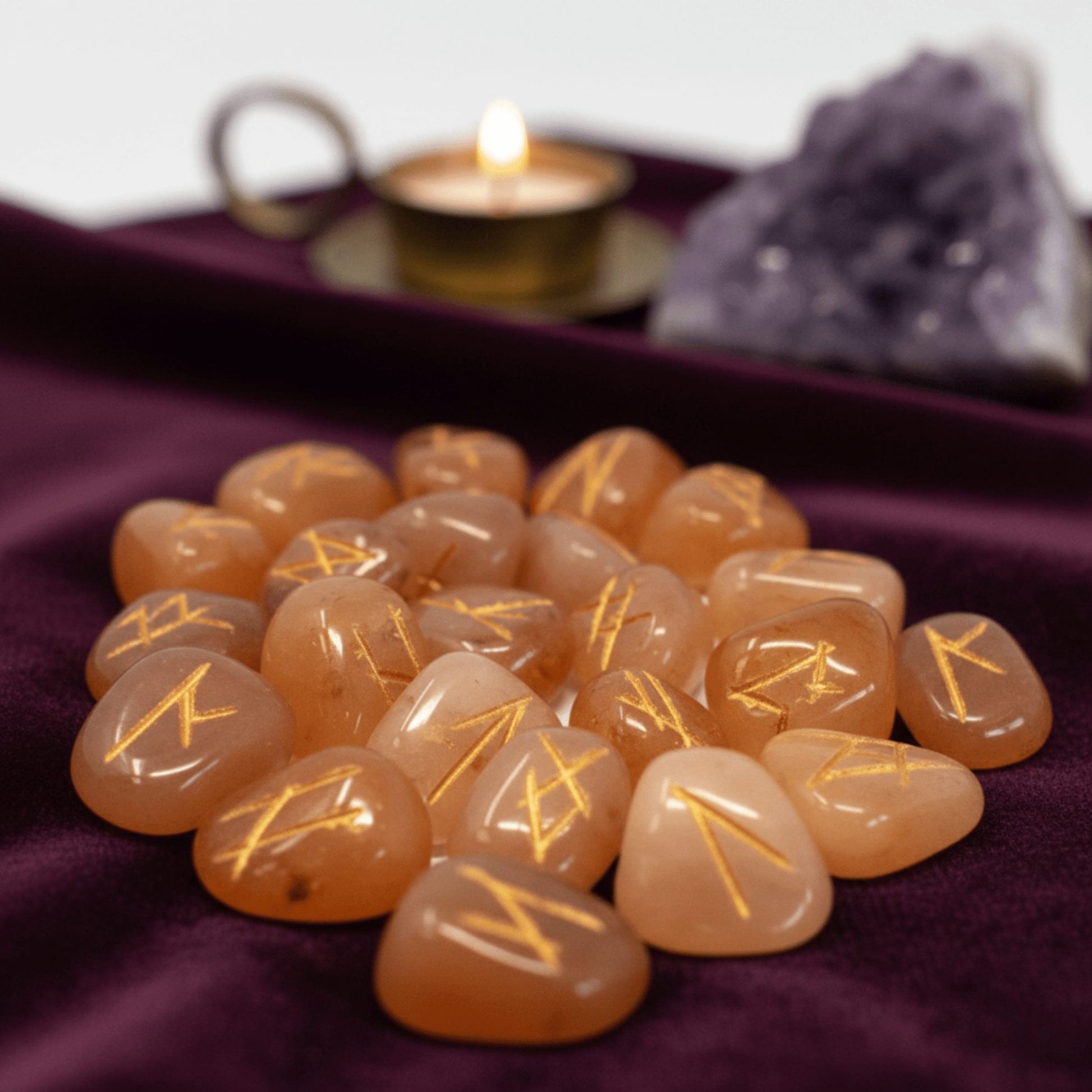 Runes en Aventurine Jaune naturelle pour divination nordique et rituels ésotériques.