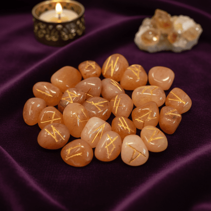 Ensemble de runes en Aventurine Jaune gravées pour tirages divinatoires et magie nordique.