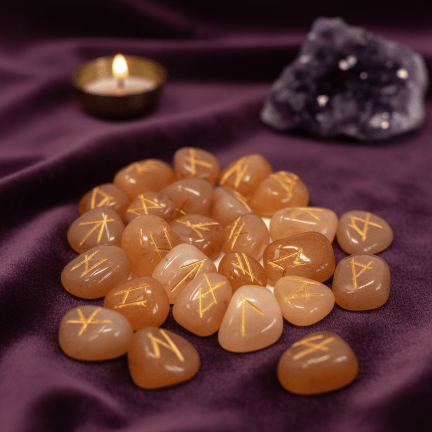 Pierres runiques en Aventurine Jaune pour divination, intuition et pratiques spirituelles.