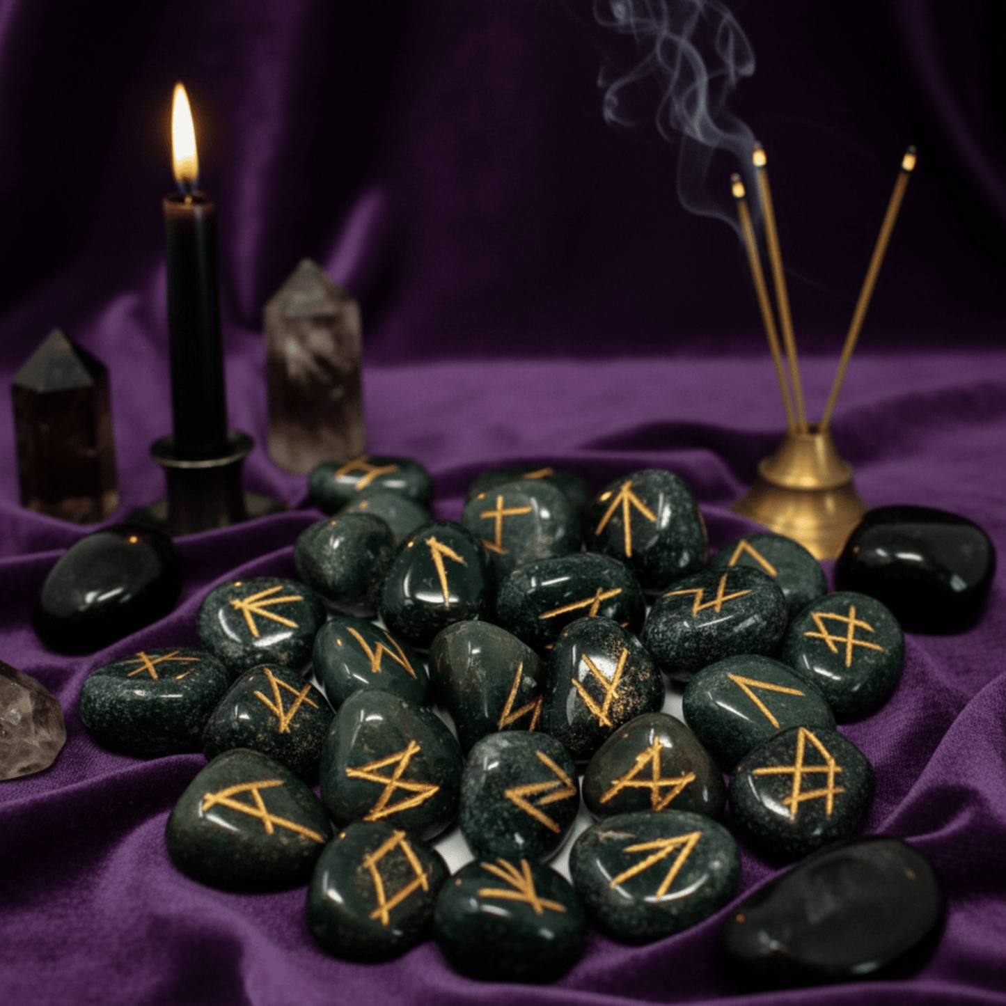 Pierres runiques en héliotrope pour divination nordique, gravures dorées, ambiance magique avec encens.