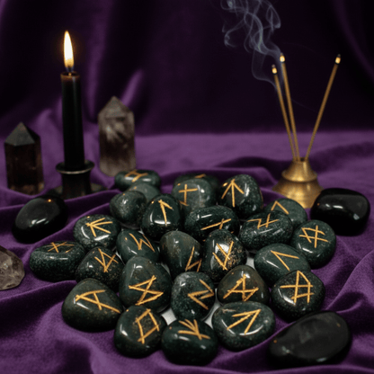 Pierres runiques en héliotrope pour divination nordique, gravures dorées, ambiance magique avec encens.