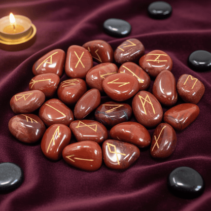 Runes en jaspe rouge gravées, pierres runiques divination et ancrage énergétique sur tissu pour rituels.