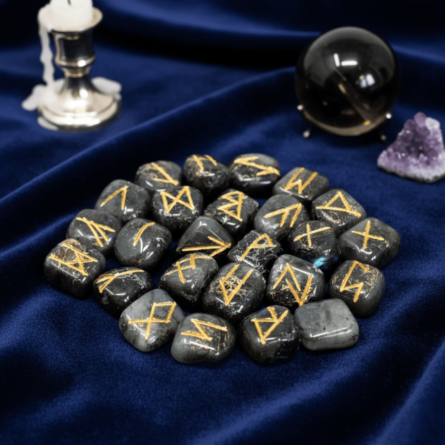 Pierres runiques en labradorite, gravures dorées pour divination nordique, énergie de protection et intuition.