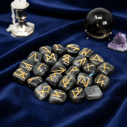 Pierres runiques en labradorite, gravures dorées pour divination nordique, énergie de protection et intuition.