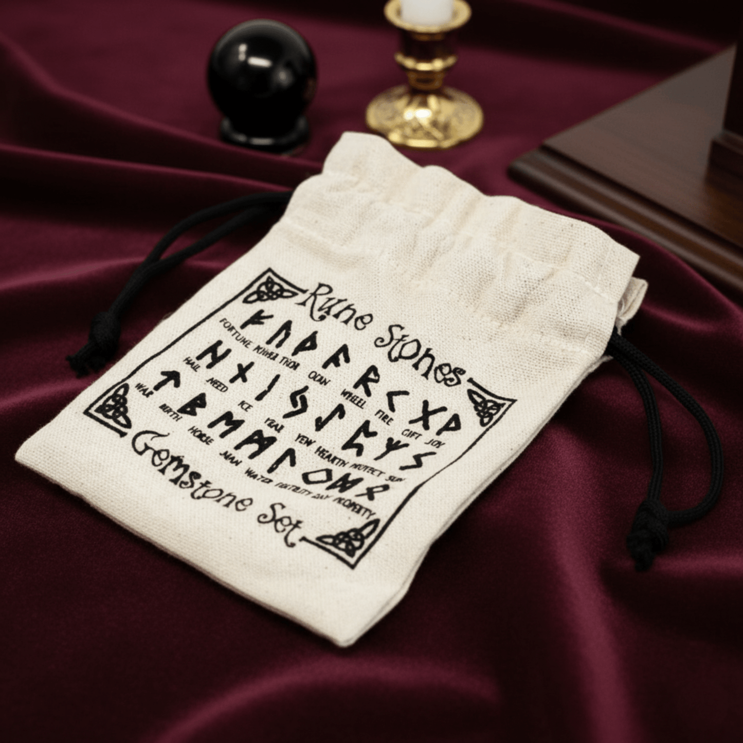 Pochette runes nordiques, sac de rangement pour pierres de divination en labradorite, style ésotérique mystique.