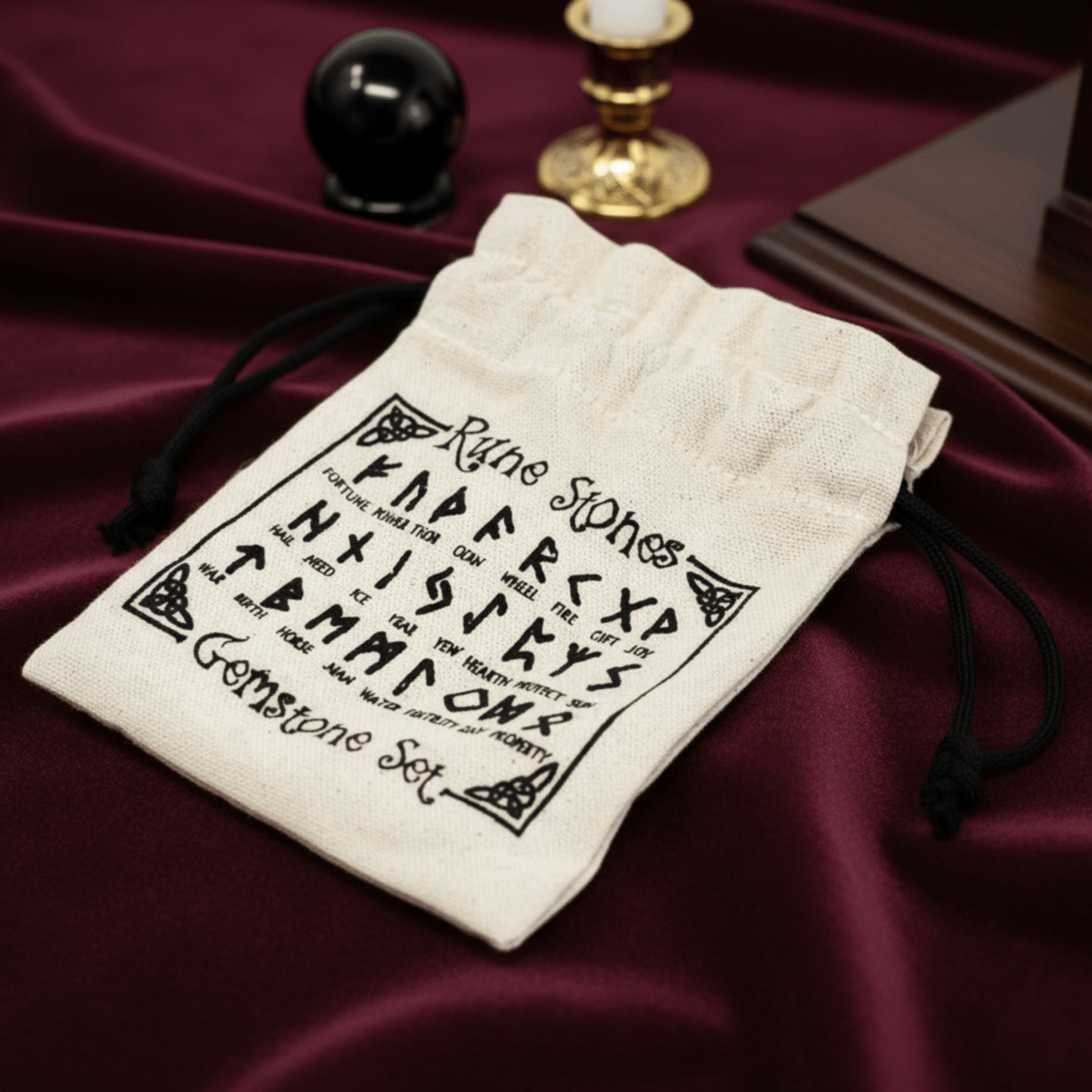 Pochette runes nordiques, sac de rangement pour pierres de divination en labradorite, style ésotérique mystique.