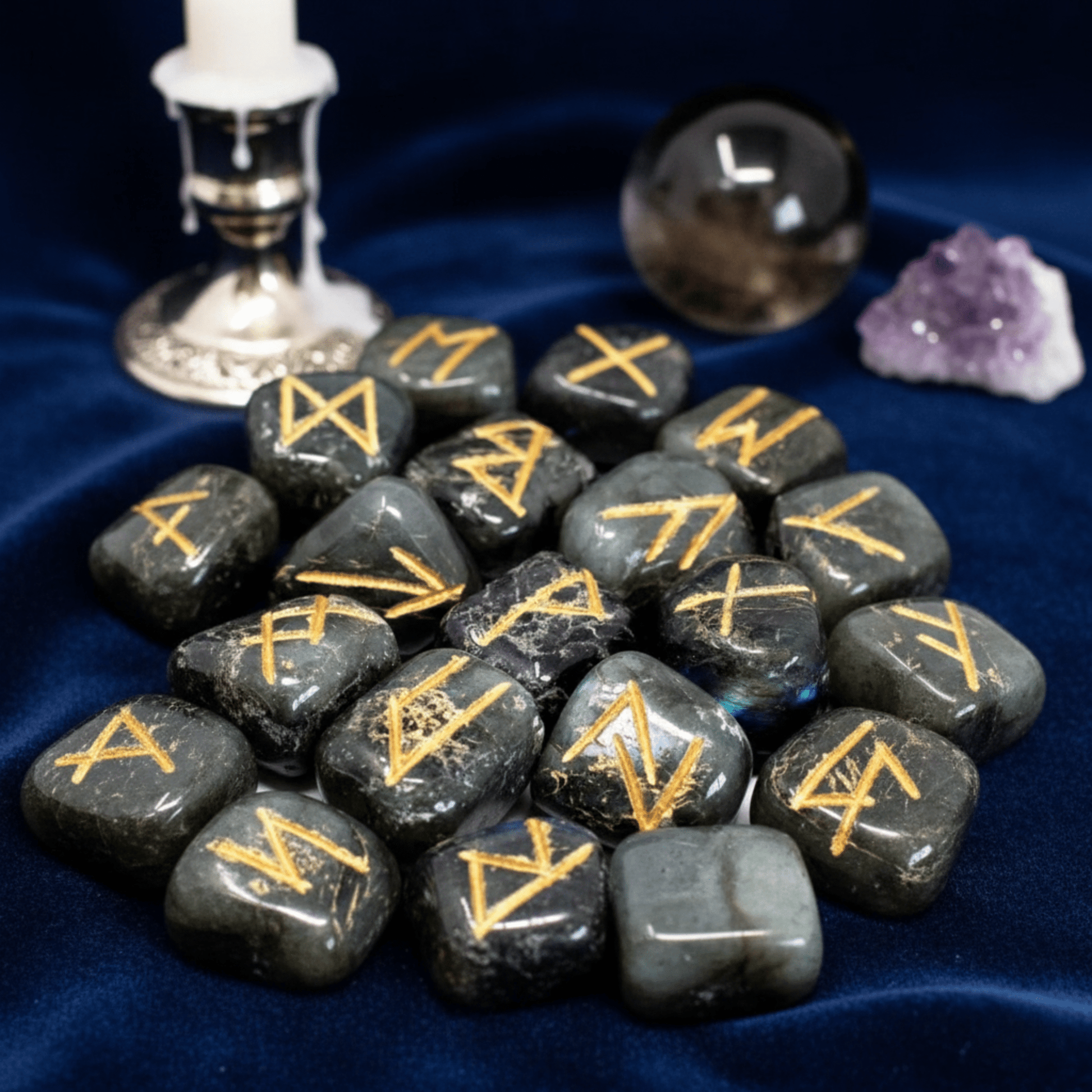 Runes en labradorite naturelle avec symboles dorés, ensemble pour rituels, clairvoyance et guidance spirituelle.