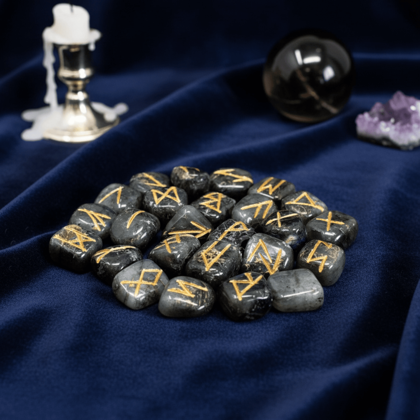 Coffret de runes en labradorite gravées, outils de divination ésotériques, énergie intuitive et protection.