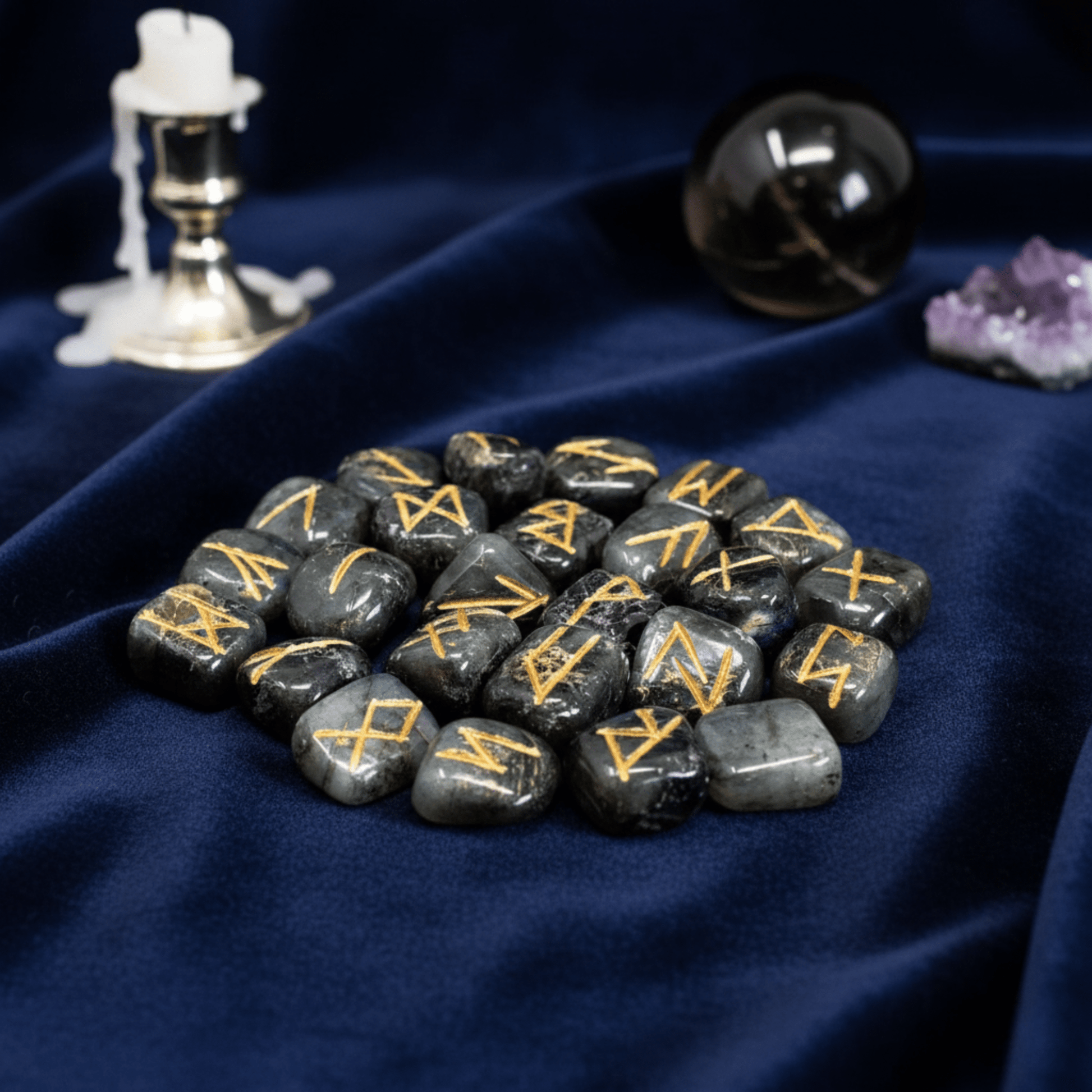Coffret de runes en labradorite gravées, outils de divination ésotériques, énergie intuitive et protection.