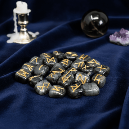 Coffret de runes en labradorite gravées, outils de divination ésotériques, énergie intuitive et protection.