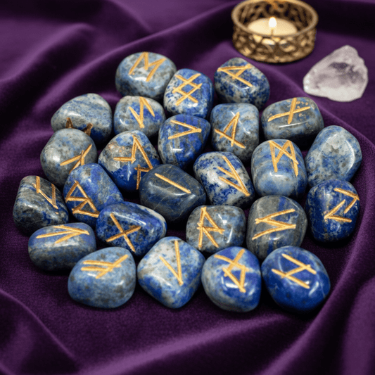 Runes nordiques en lapis-lazuli bleu naturel, pierres gravées pour divination, intuition et guidance spirituelle.