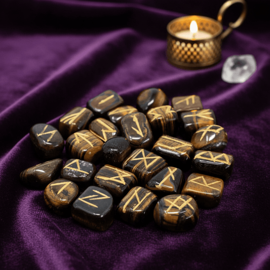 Pierres runiques en Œil de Tigre pour divination et protection énergétique sur tissu violet.