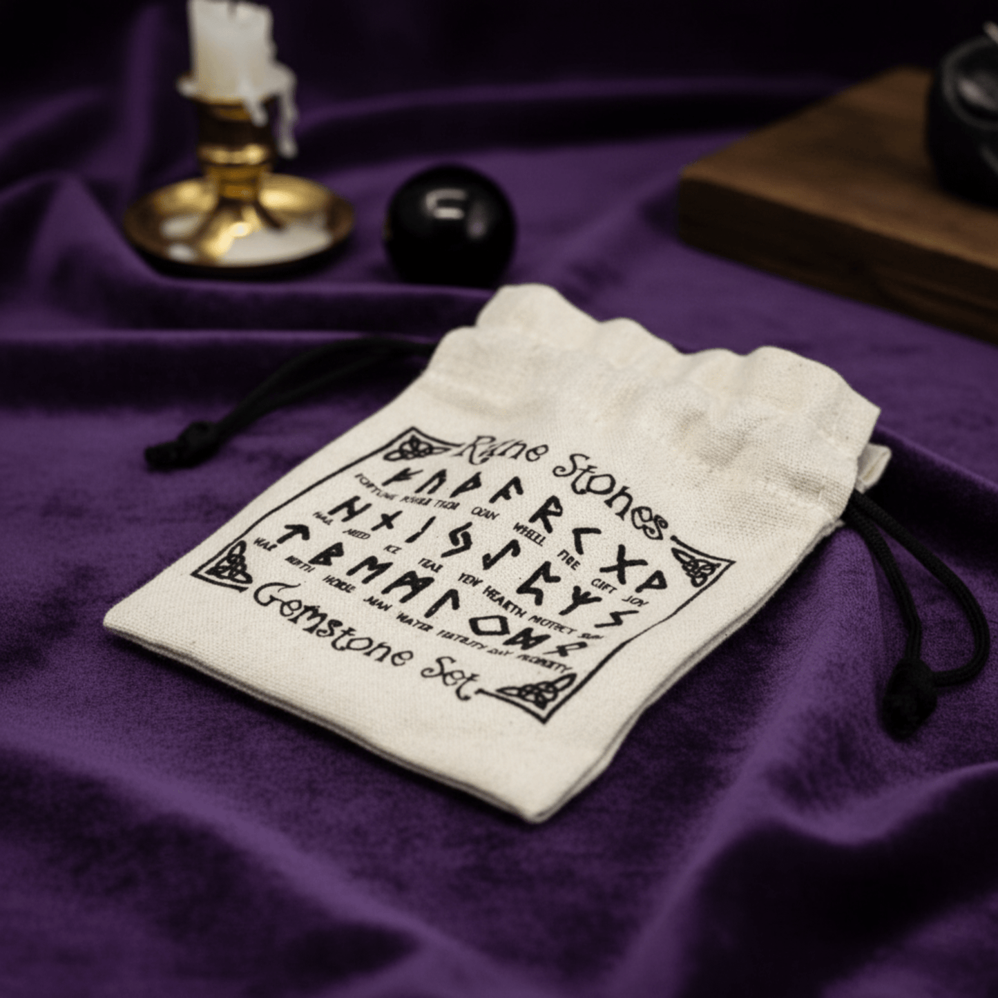 Pochette de runes en pierre naturelle pour divination nordique et pratiques ésotériques.