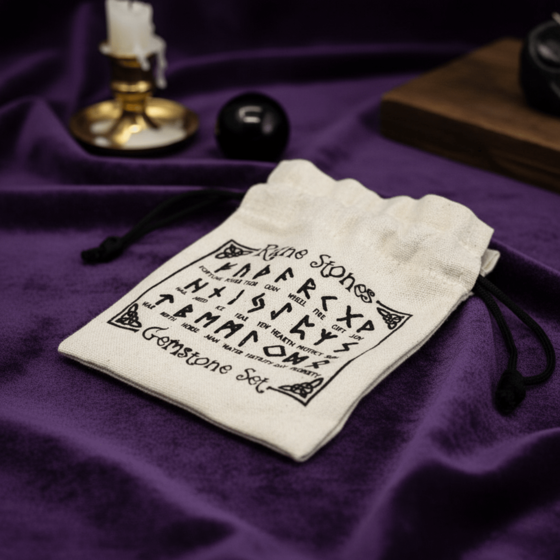 Pochette de runes en pierre naturelle pour divination nordique et pratiques ésotériques.