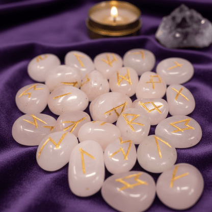 Pierres runiques quartz rose pour tirage divinatoire, symboles dorés et ambiance magique.
