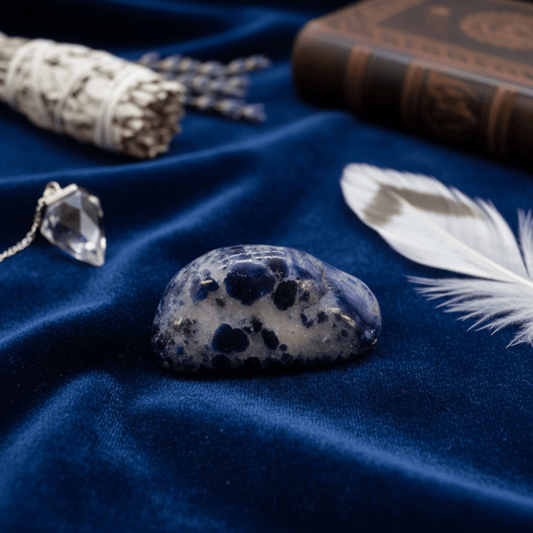 Sodalite naturelle sur velours bleu, pierre de clarté mentale et apaisement intérieur.